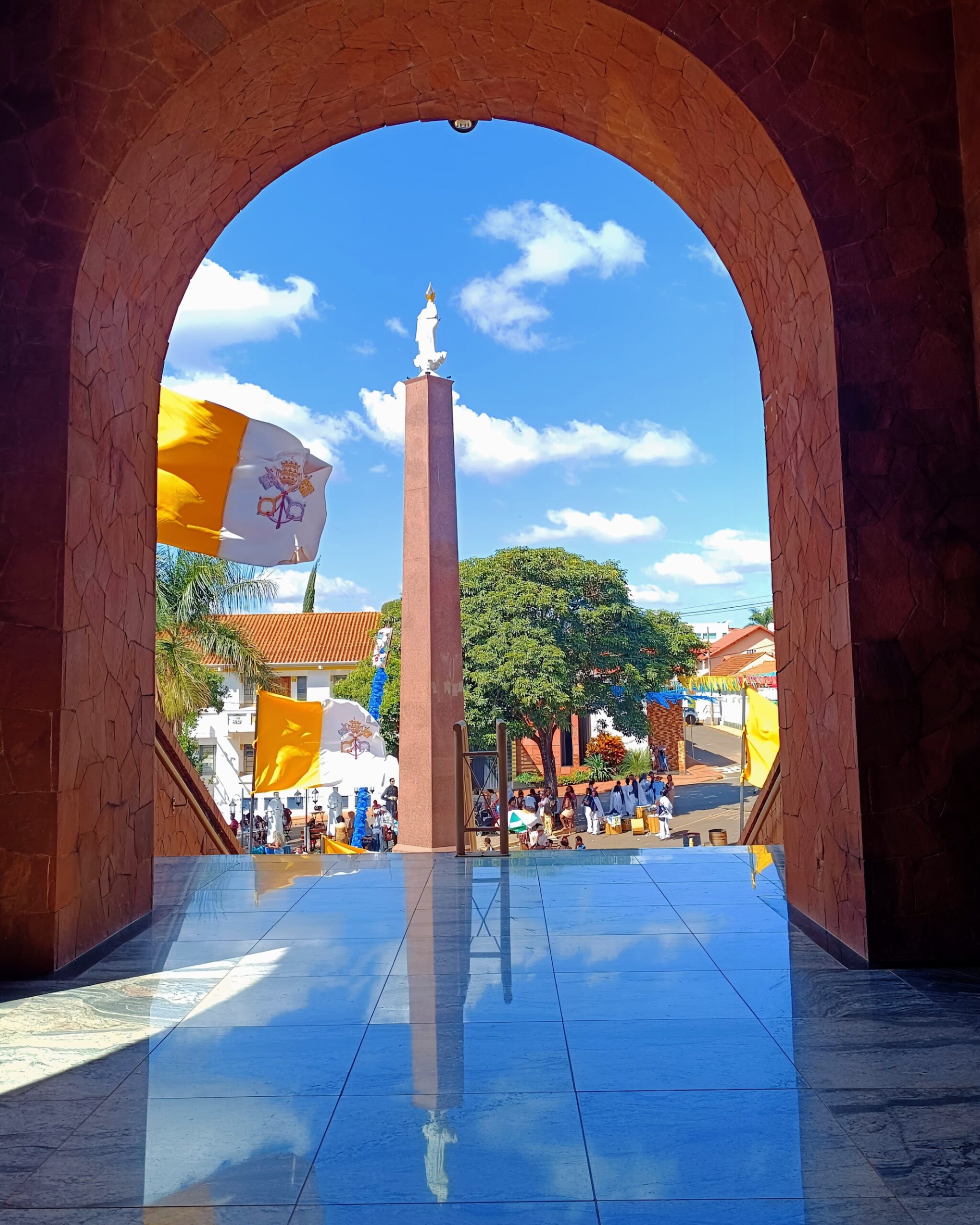 Leia mais sobre o artigo Portal da Entrada do Trono lado direto Santuário Basilica de Nossa Senhora da Abadia