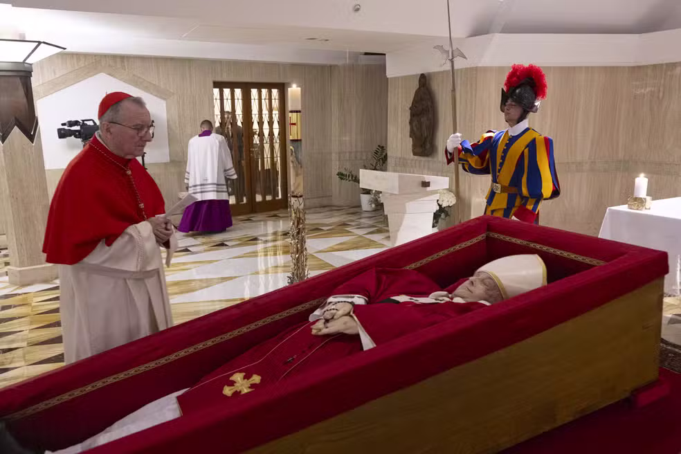 Leia mais sobre o artigo Vestes vermelhas, terço nas mãos, guarda suíça: a simbologia da primeira foto divulgada do corpo do papa Francisco