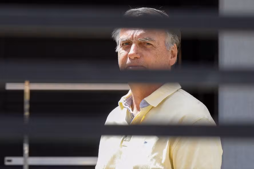 Leia mais sobre o artigo Ex-presidente Jair Bolsonaro é preso por ordem do STF sob suspeita de planejar fuga