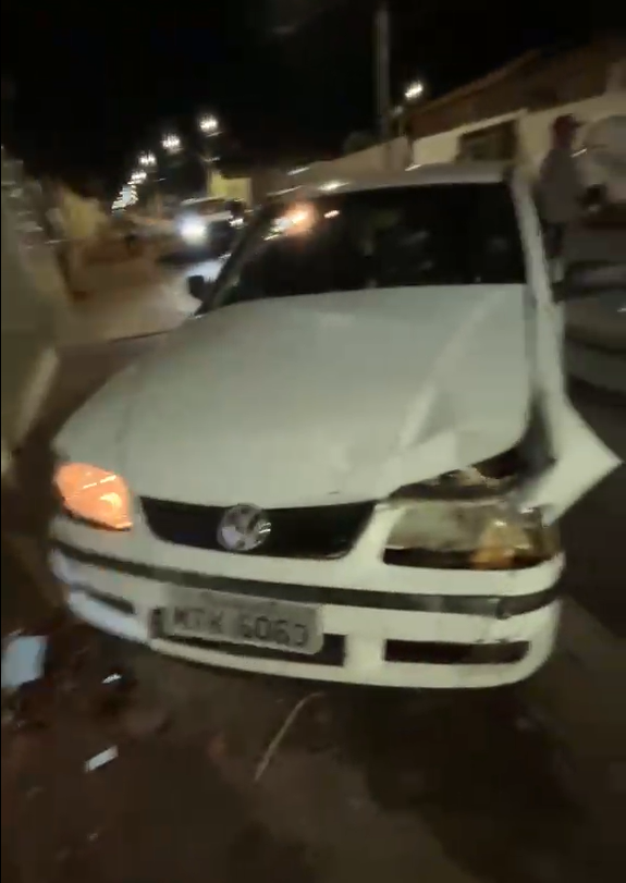 Leia mais sobre o artigo Carro invade calçada e destrói muro de residência durante a noite em Romaria